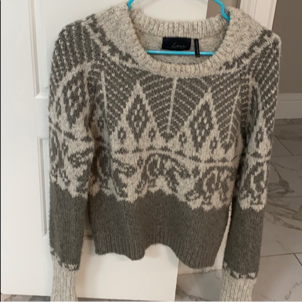 Line sweater
